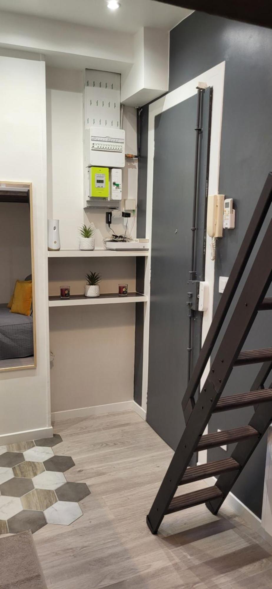 Petite A Avec Ascenseur ! Parijs